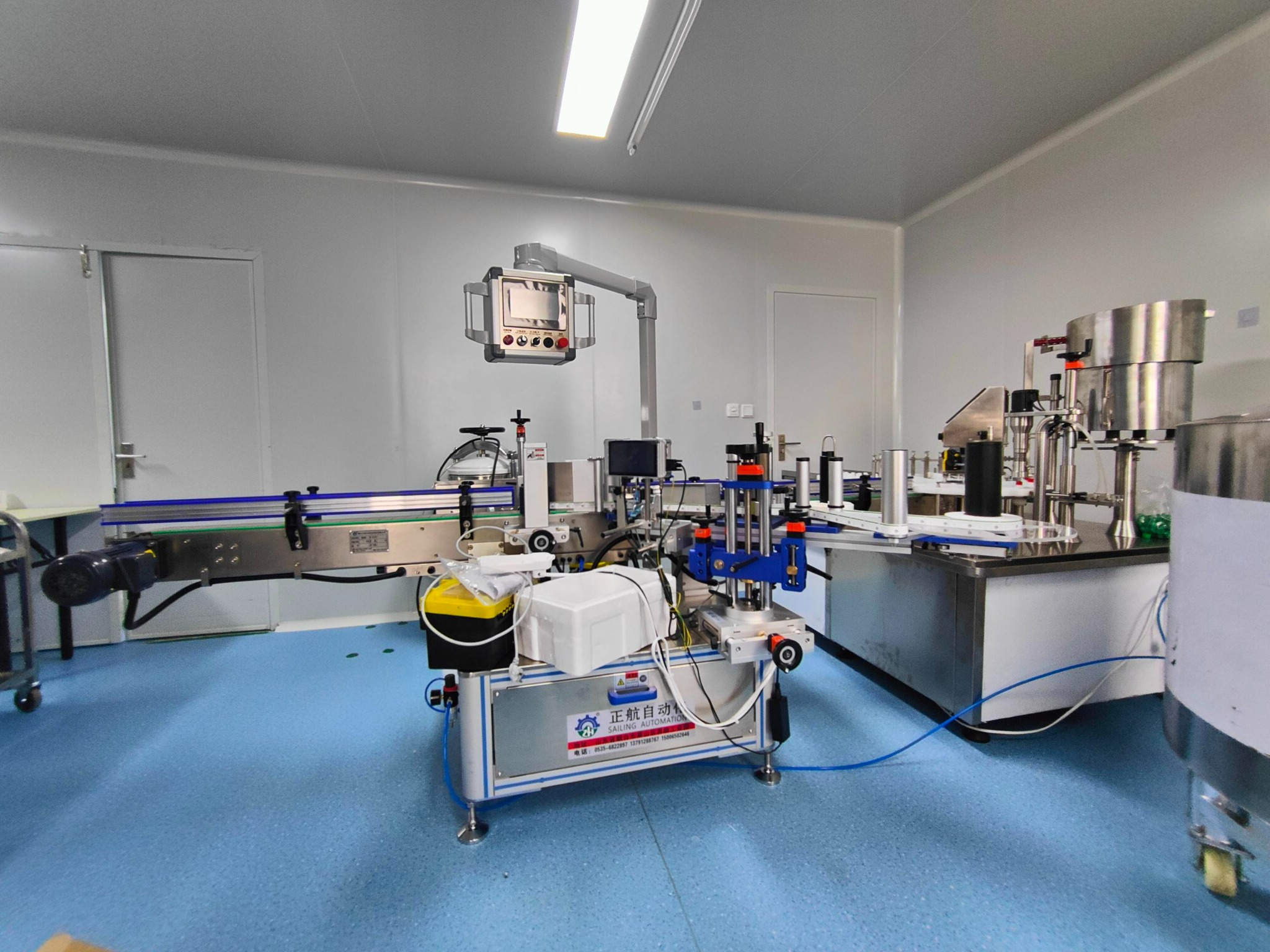 Integrated filling and labeling production line