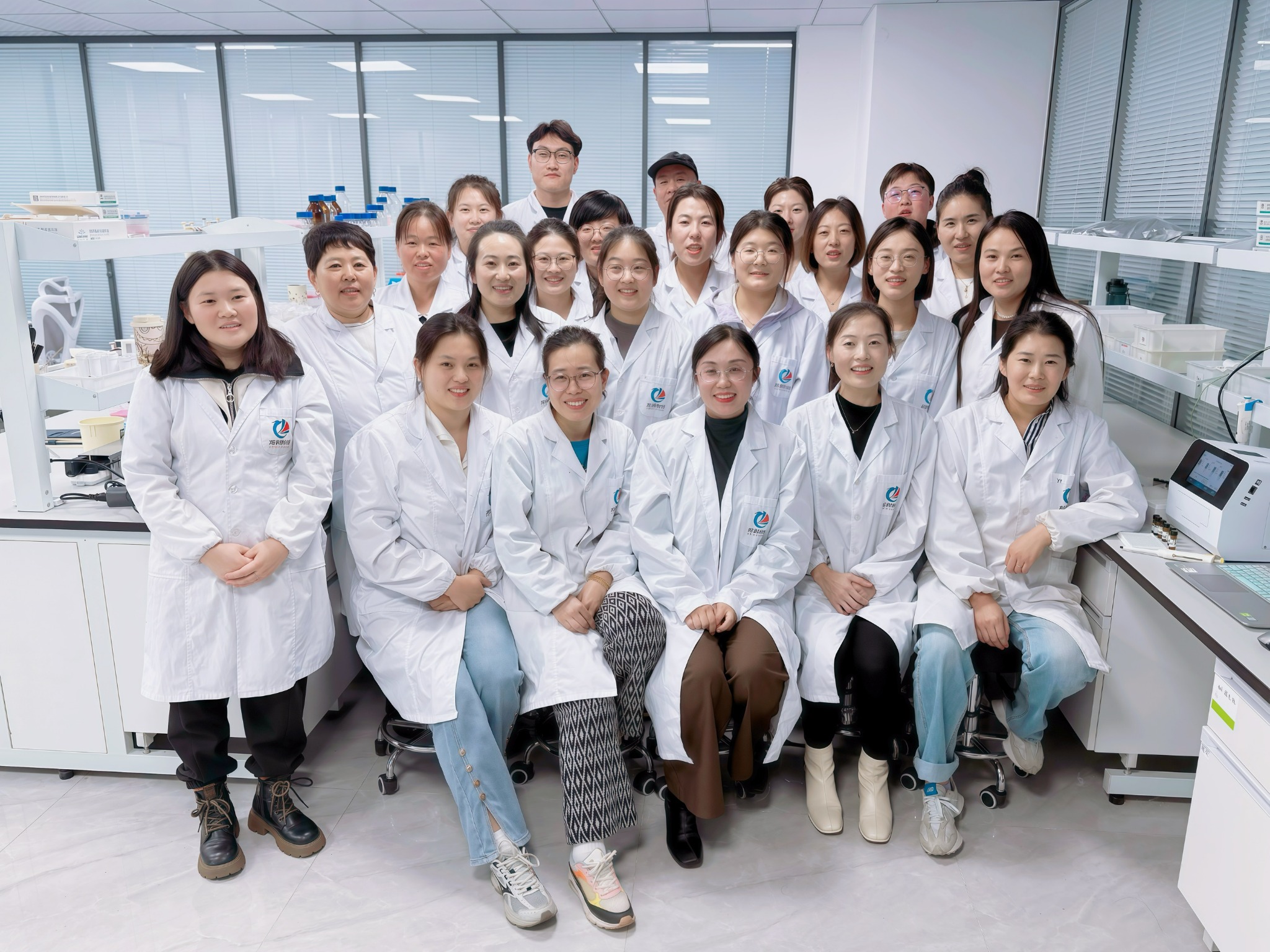 Members of the Xinyu Bio R&D team in the laboratory